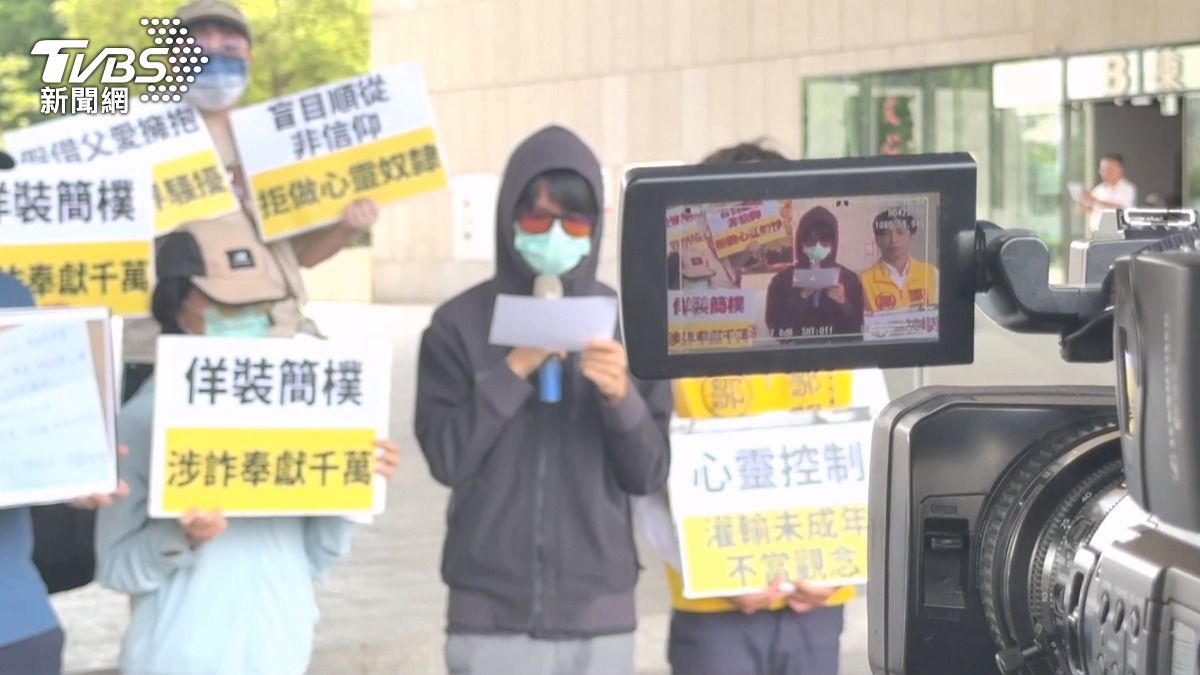 教友指控,教會以各種名目要求信徒捐款,包括基金奉獻、感恩奉獻、愛戀奉獻等。(圖/TVBS)