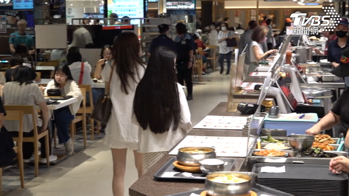 SOGO忠孝館美食街人潮。（圖／TVBS）