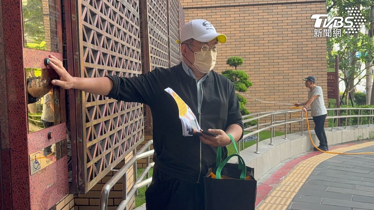 鍾姓民眾今天來按鈴。(圖/潘千詩攝)
