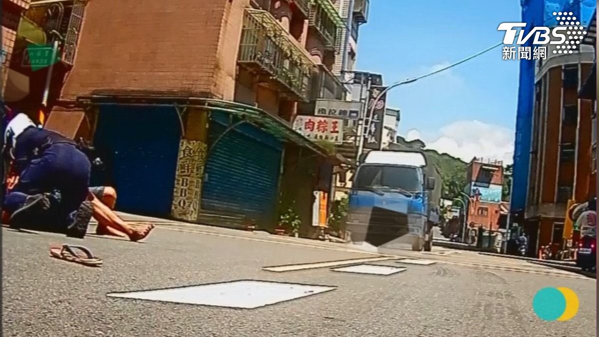 66歲王姓男子毒駕,還兩度衝撞員警落跑,最後一次自摔倒地被活逮。(圖/TVBS)