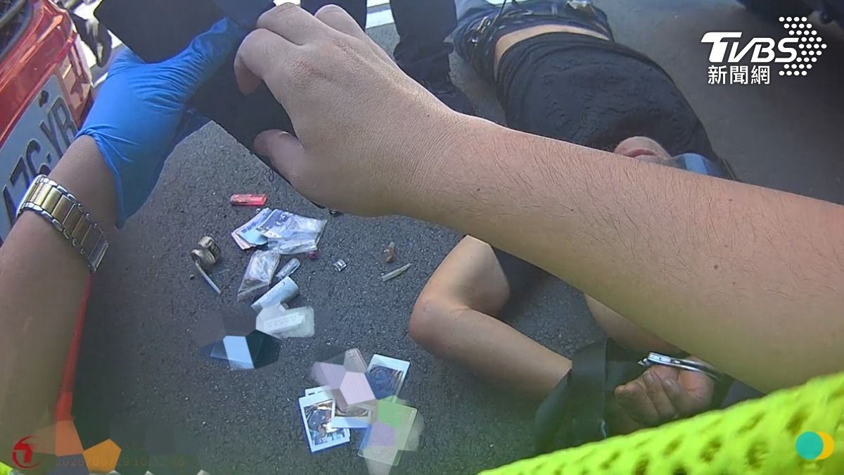 王姓男子撞警落跑,原來除了他毒駕怕被發現,身上還藏著6顆依託咪酯,以及6包安非他命。(圖/TVBS)