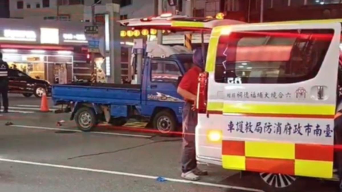台南市永康區今（30）日晚間發生一起嚴重車禍，女子受困貨車車底，OHCA送醫搶救。（圖／民眾提供）