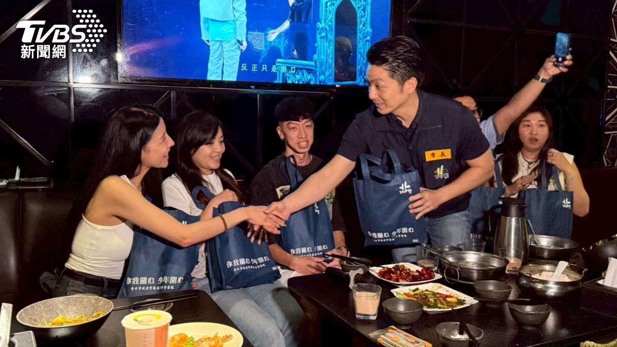 蔣萬安率領市府團隊實地執行臨檢稽查。(圖/TVBS)