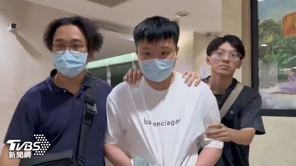涉擔任詐團白手套的餐飲大亨鄭淳駿（白衣者）遭檢方聲請羈押禁見。（圖／TVBS）