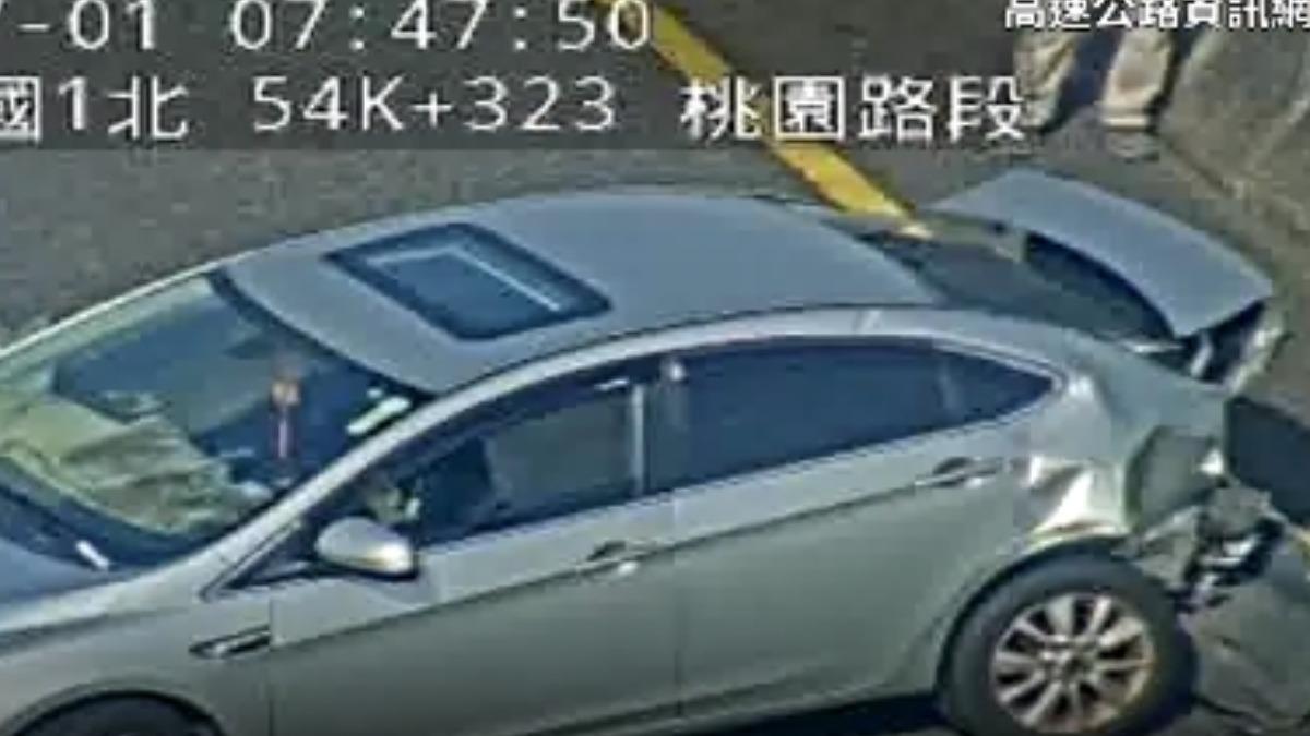 轎車毀損。（圖／國道即時路況）