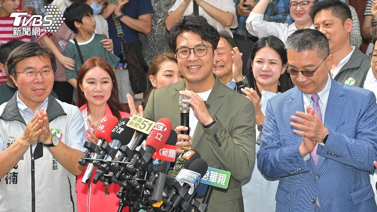 控傅崐萁抹黑收國外資助4800億 沈伯洋求償100萬敗訴