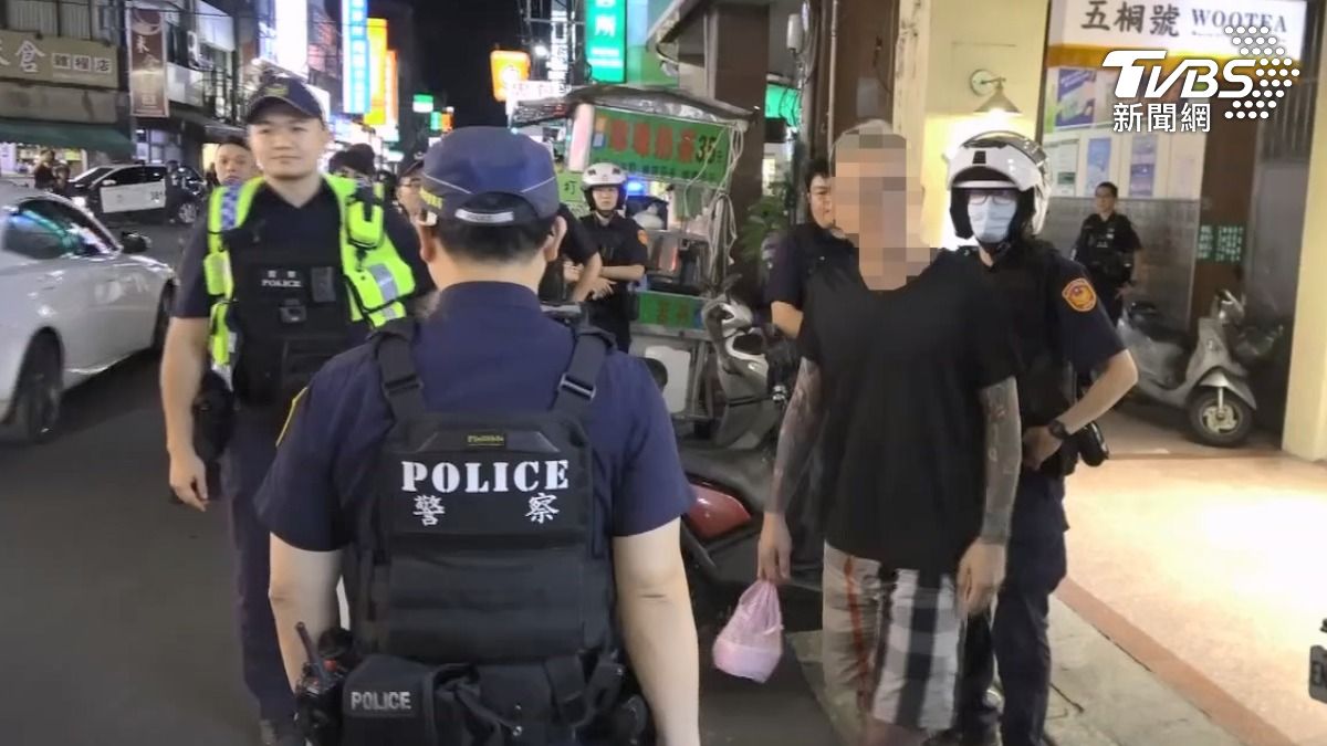 抖音網紅被警方帶回。（圖／TVBS）