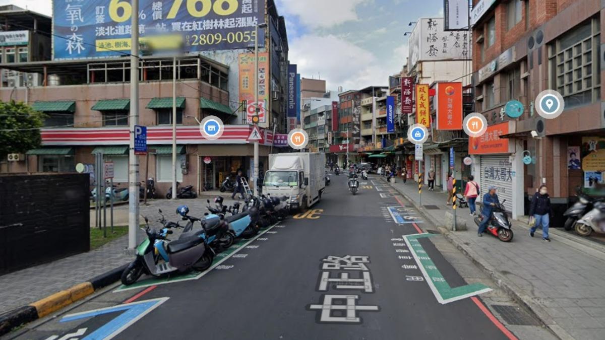 淡水老街採用單雙月停放不同側的停車規則。（圖／GoogleMaps）
