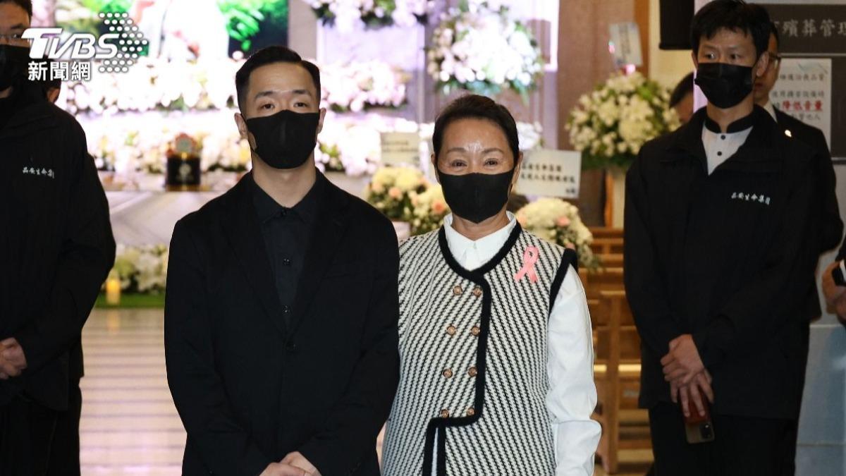 張振寰兒子張熙宇(左)、前妻鮑正芳為張振寰處理後事。(圖/張哲鳴攝)