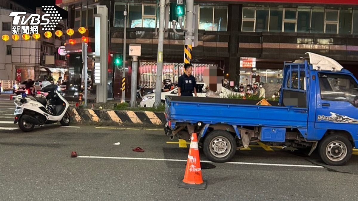 熱心路人見狀立即上前協助抬車。（圖／TVBS）