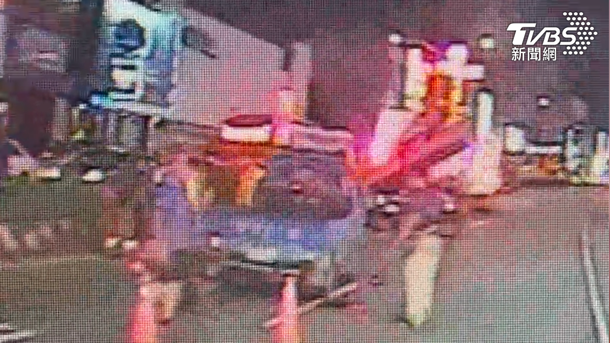 警消趕抵現場前，熱心民眾就已協助將婦人救出並進行CPR。（圖／TVBS）