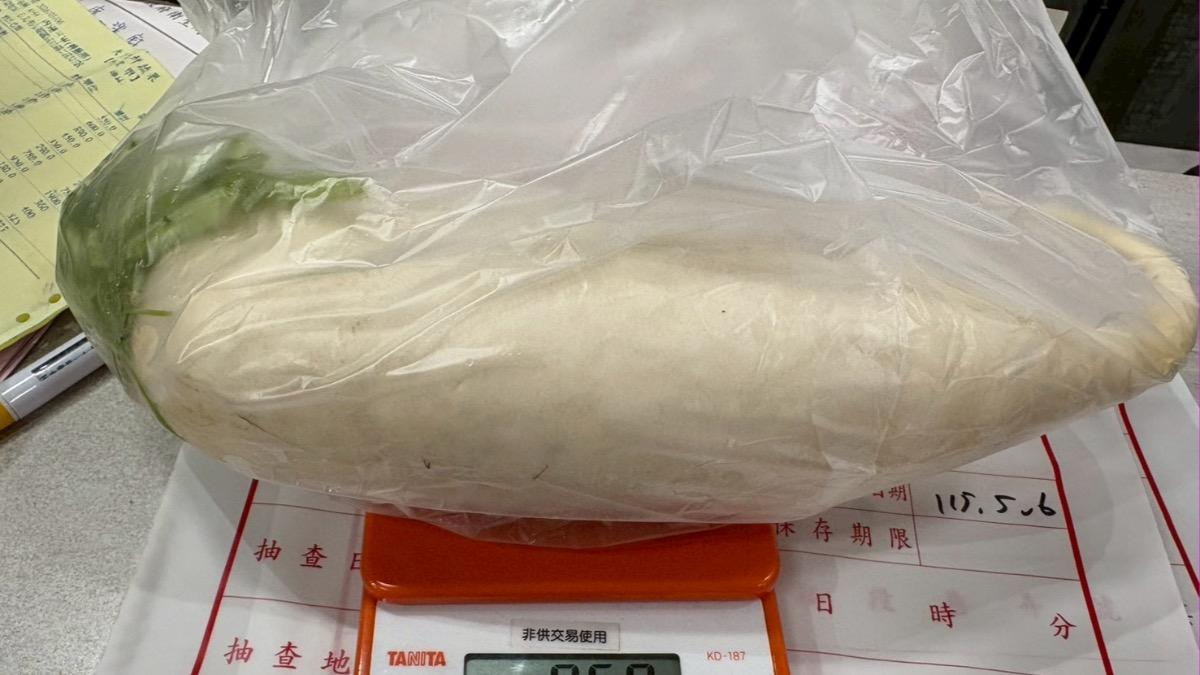 兩班家的白蘿蔔檢出超標農藥。（圖／北市衛生局提供）