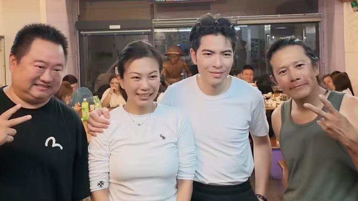 蕭敬騰返鄉開唱!狂嗑美食還親民合照 大手筆送百份小吃
