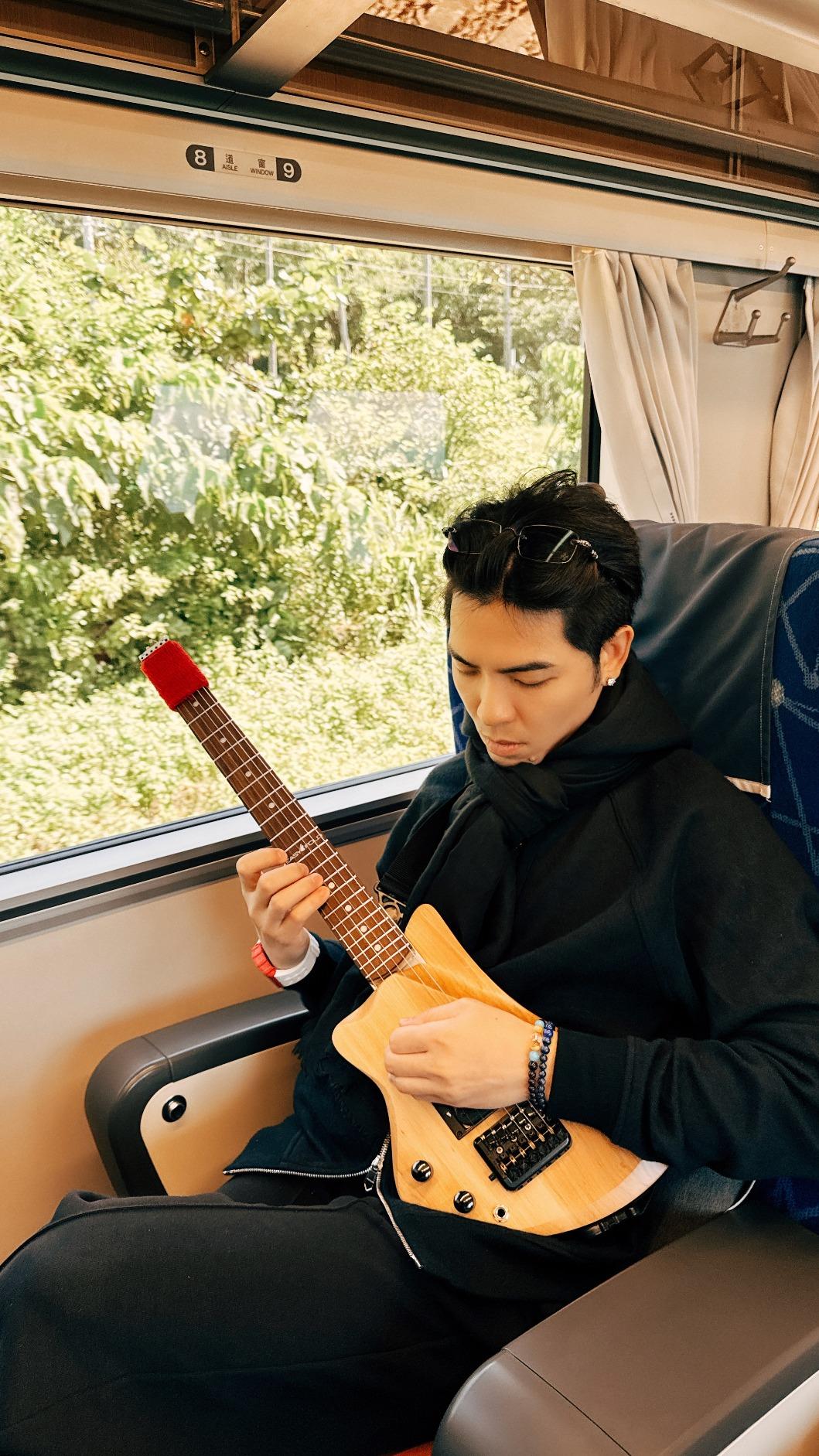 蕭敬騰搭乘台鐵觀光列車「鳴日號」前往花蓮。（圖／喜鵲娛樂提供）