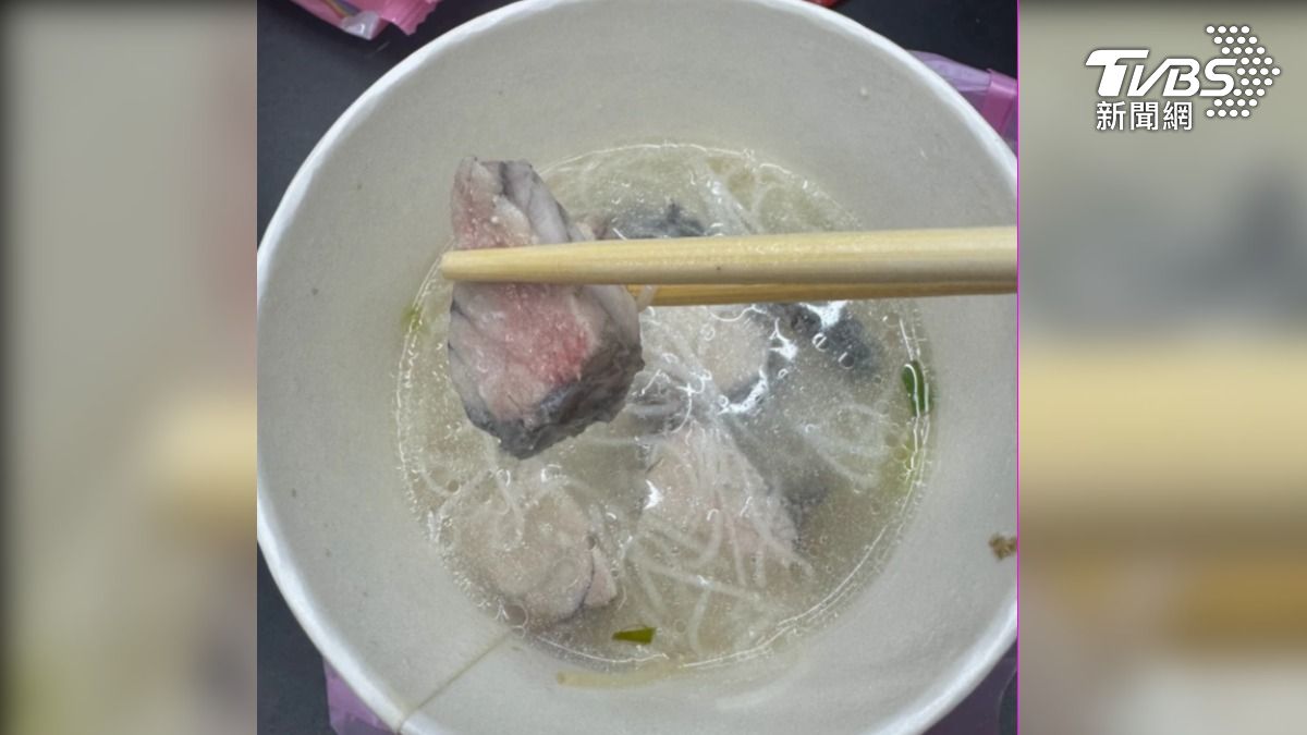 高雄一名顧客日前到大社一家連鎖餐飲店,購買鱸魚麵線結果「紅肉」疑沒熟!店員瞎扯是鮭魚 顧客吃完腹瀉氣炸,隨即在網路上給予店家一星負評(圖/翻攝 Googie評論)