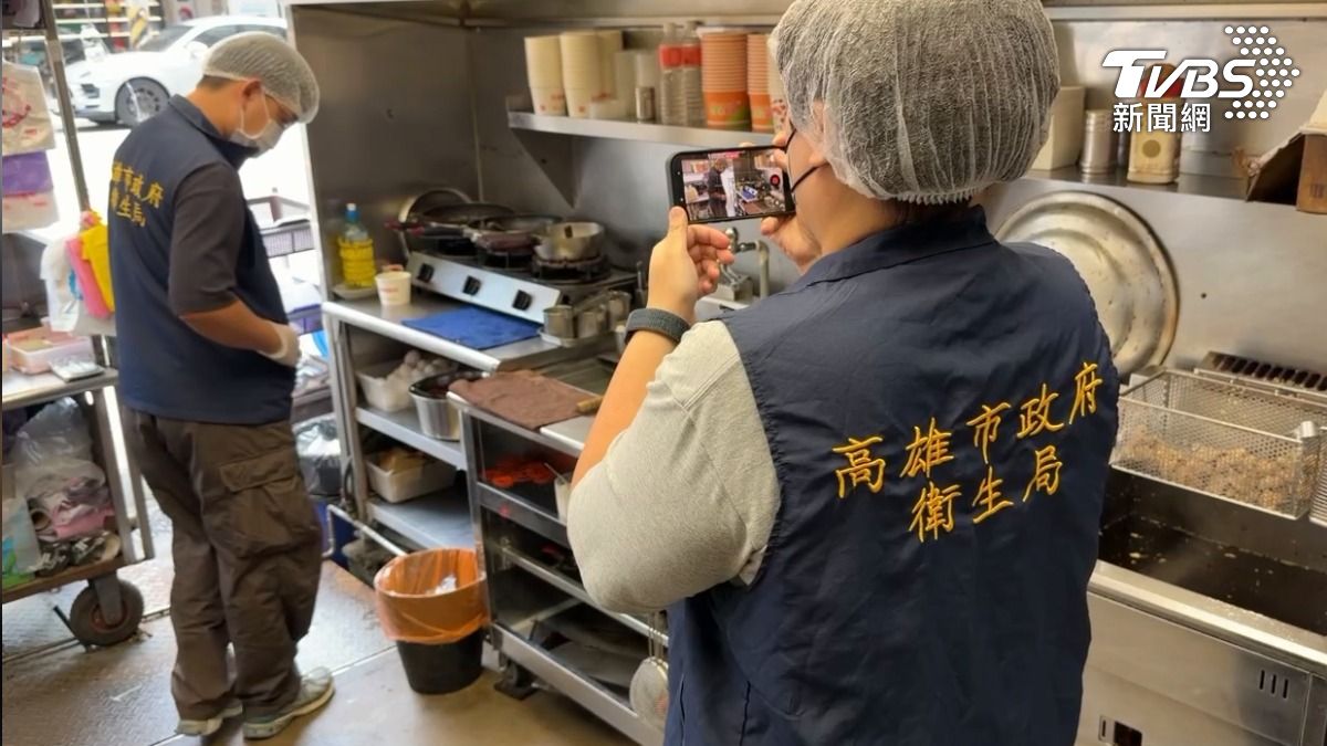 衛生局獲報後已前往該店稽查,打開冷凍櫃檢查鱸魚存放情形,是否有違規情事仍待進一步釐清(圖/TVBS)
