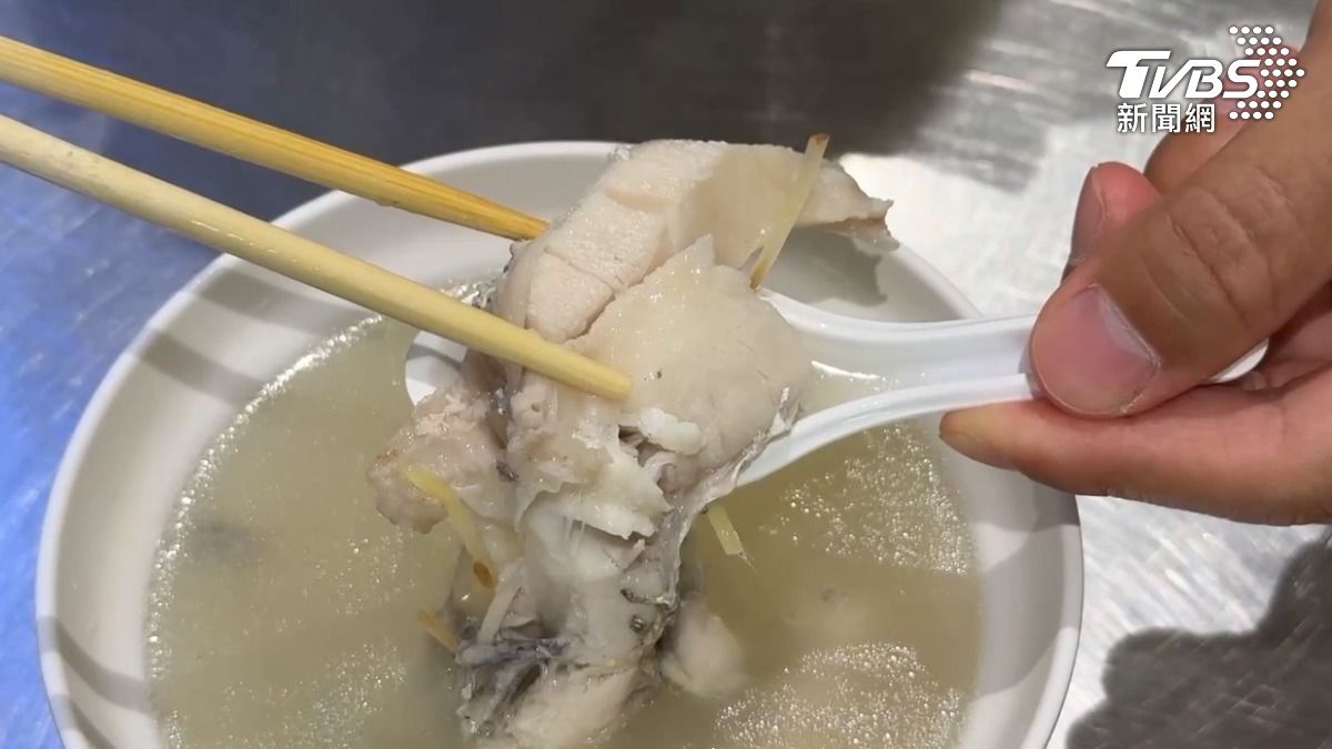當事店家坦承,問題出在鱸魚未完全解凍就下鍋烹煮,正常烹煮肉質不會有紅色現象,屬於服務人員作業流程上的疏失,當下已包紅包致歉,但遭顧客回絕(圖/TVBS)