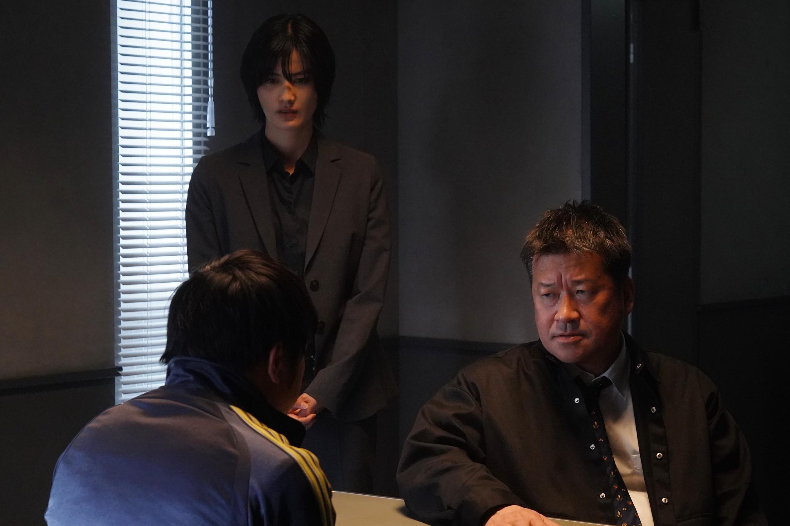 佐藤二朗(右)跟橋本愛飾演一對警察夫妻,卻隱瞞兩人結婚的事實。(圖/翻攝自fufu_deka_cx推特)