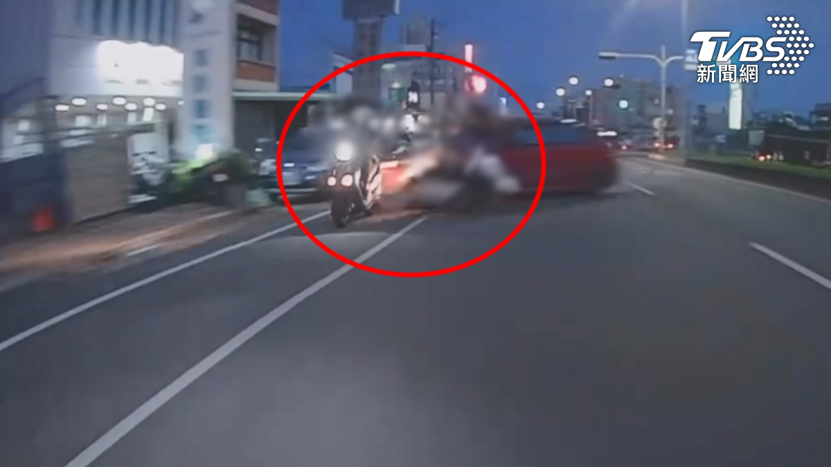 高雄路竹日前發生一起嚴重死亡車禍，無照駕駛的何姓男子駕車高速行駛，疑似失控撞上兩名機車騎士，造成外籍移工、女騎士雙亡。（圖／翻攝WoWtchout）