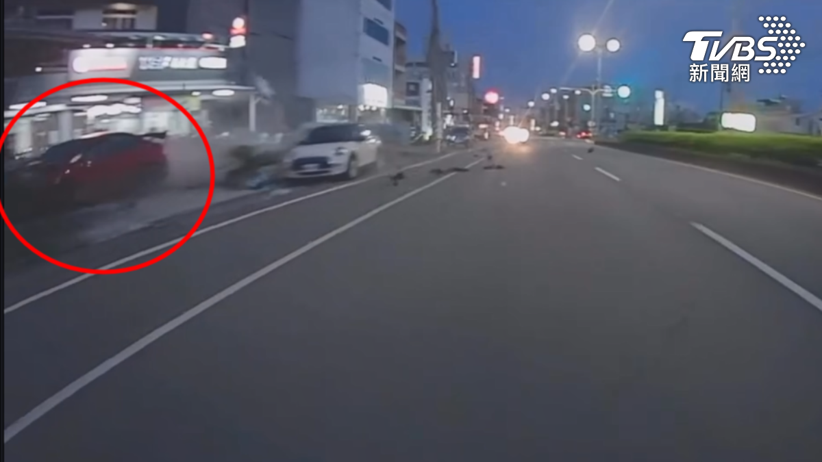 從監視器畫面可見，何姓男子開車速度非常快，一路不斷超車，切到內側車道後，突然疑似打滑就偏離車道。（圖／翻攝WoWtchout）
