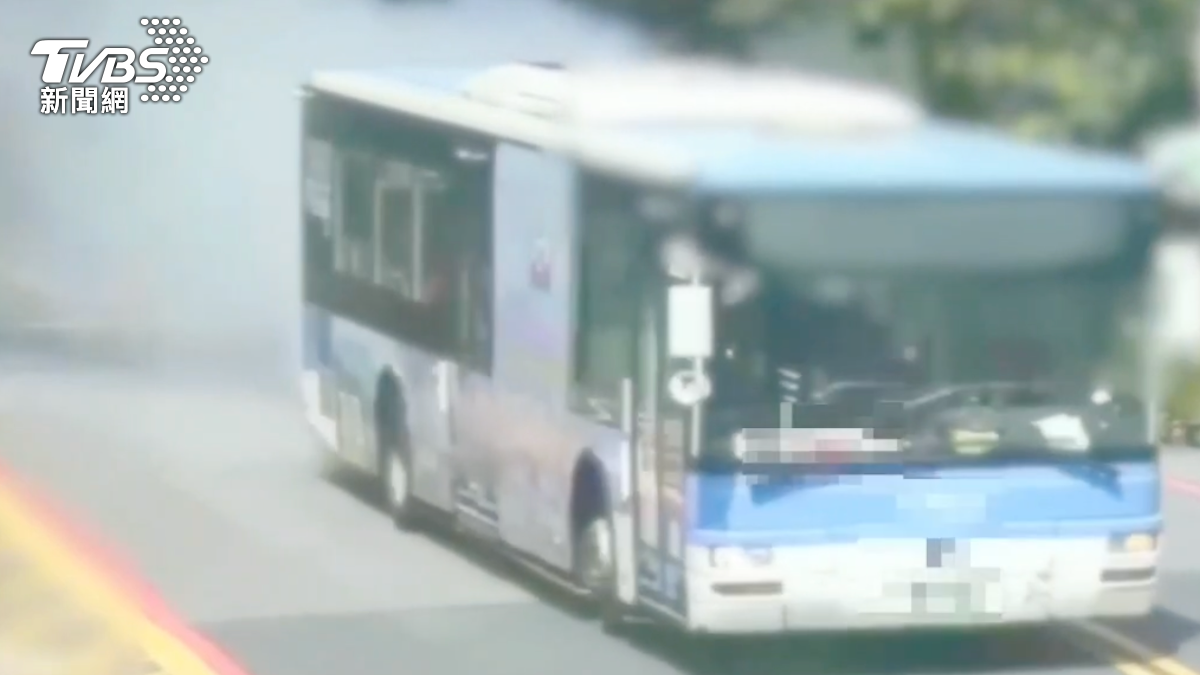 公車行駛中後方不斷竄出白煙,靠站後隨即起火燃燒。(圖/TVBS)
