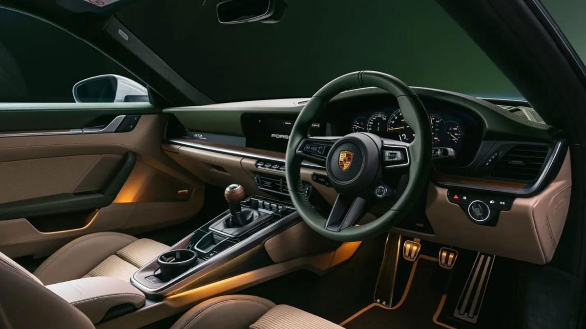 夜綠與米色交織,打造最具英倫氣息的GT3座艙。(圖/Porsche提供)