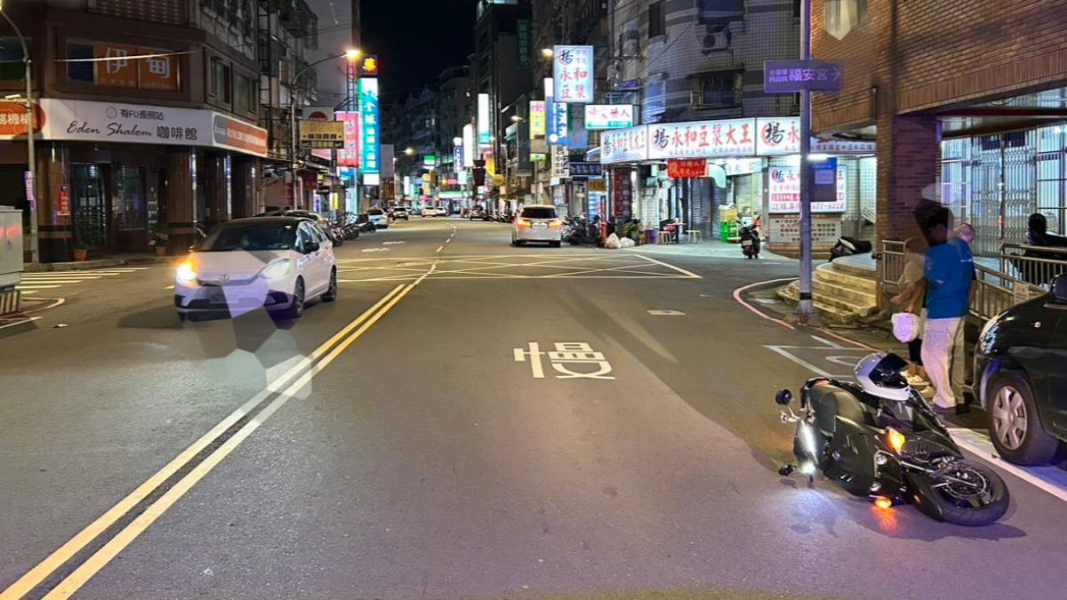 有女騎士藥駕釀撞車，被查出無照還肇逃。（圖／警方提供）