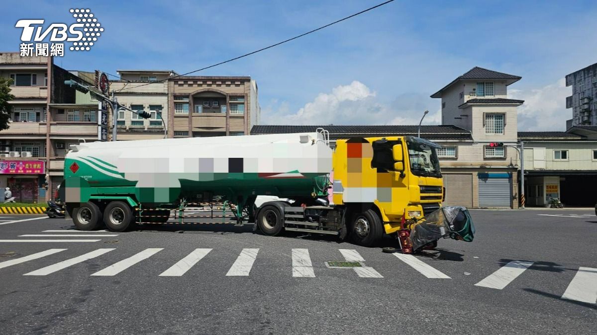 油罐車右轉時撞倒電動輔助車,車上婦人差點被輾過。(圖/TVBS)
