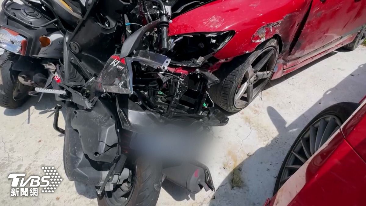 何姓男子開的車子，撞擊當下，車體幾乎瓦解，車輪也破損爆胎，連車內有沒有行車紀錄器都無法確切證實。（圖／TVBS）