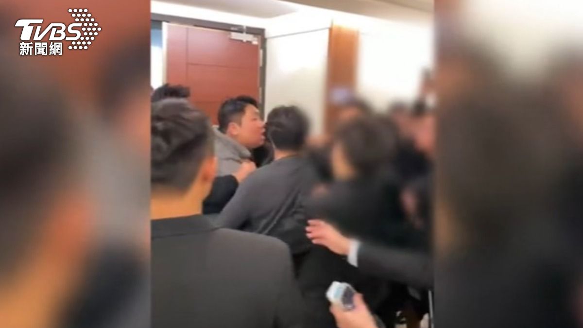 討債網紅鍾姓男子被起底，兩年前網紅統神遭攻擊時，人也在場。（圖／TVBS）