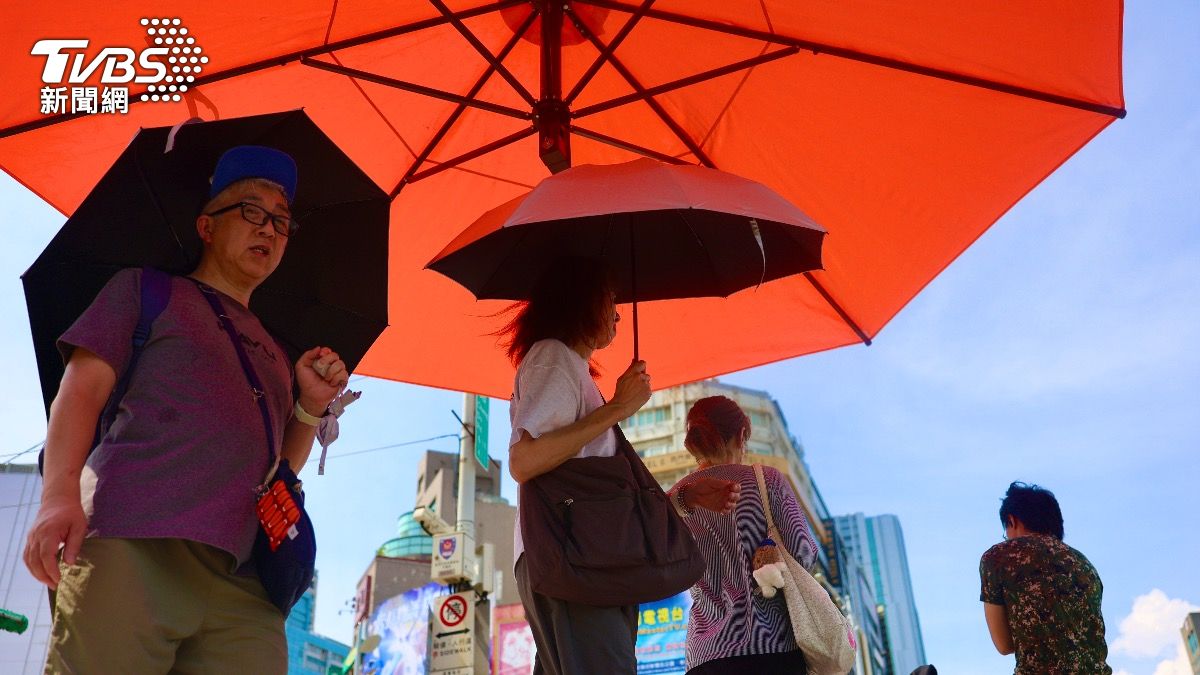 台北市第一座「紅燈救星」遮陽傘落腳西門町。（圖／華子琛攝）