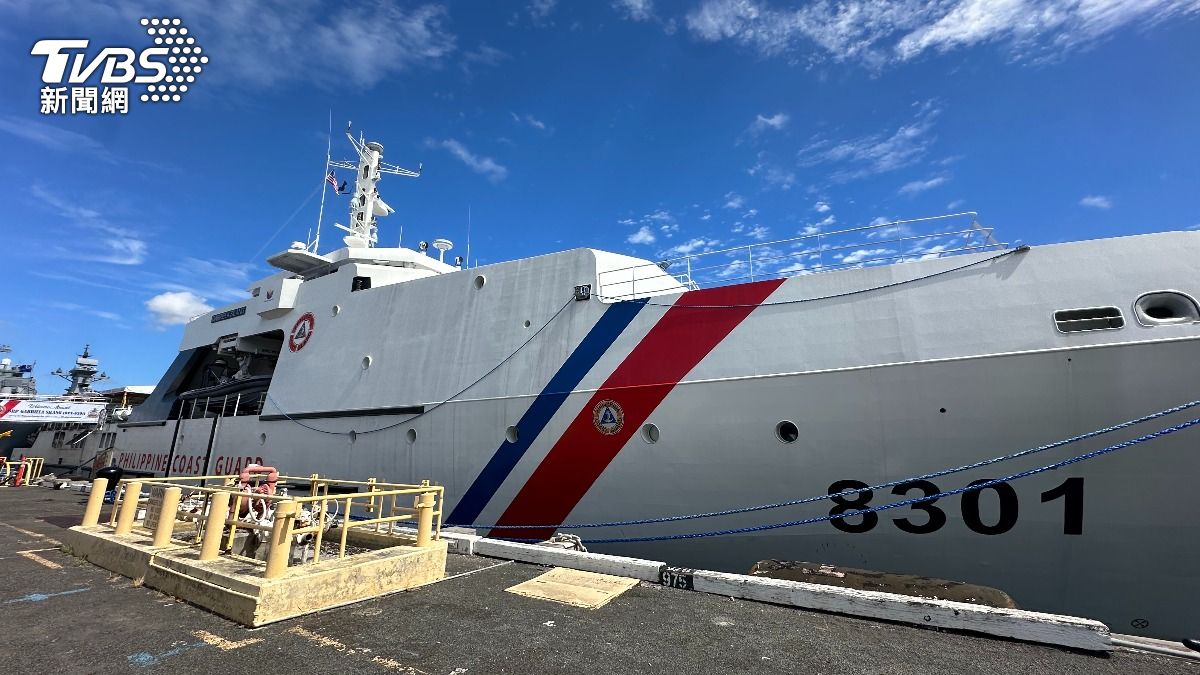 席朗號為珍珠港內唯一的海巡巡邏艦,白色船體對比海軍軍艦特別醒目。(圖/TVBS)