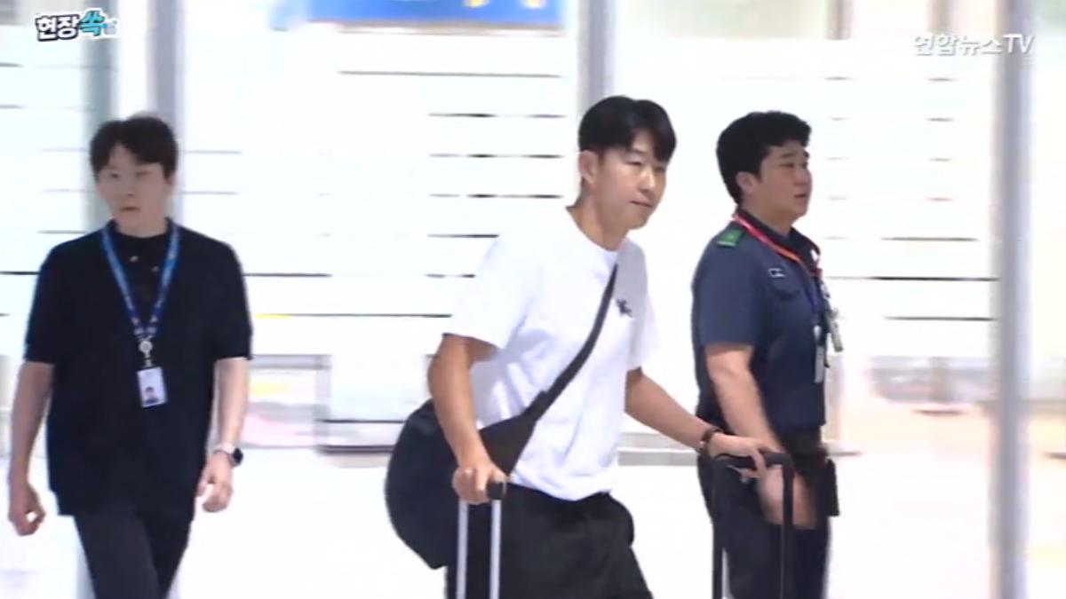 南韓國家足球隊在世界盃創下小組賽淘汰的最差成績,隊長孫興慜1日清晨回國,球迷接機送暖。(圖/YonhapnewsTV)