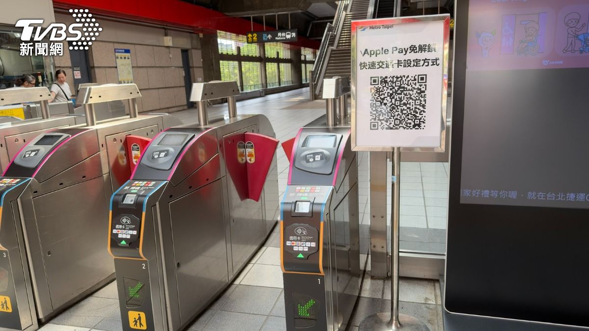 iphone捷運嗶進站。（圖／陳昫蓁攝）