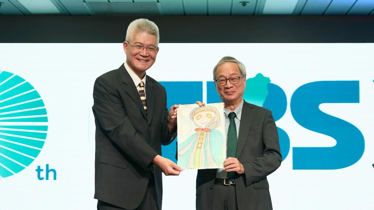文化部長李遠(右)和公廣集團董事長胡元輝合影。(圖/華視提供)