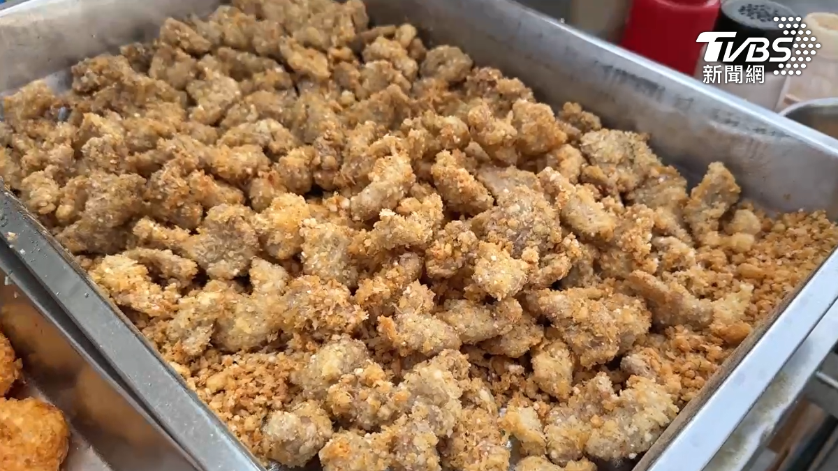 台南市南區灣裡有一處隱藏版炸物攤,脆肉塞滿紙袋只要70元,讓顧客頂著烈日也甘願等候。(圖/TVBS)