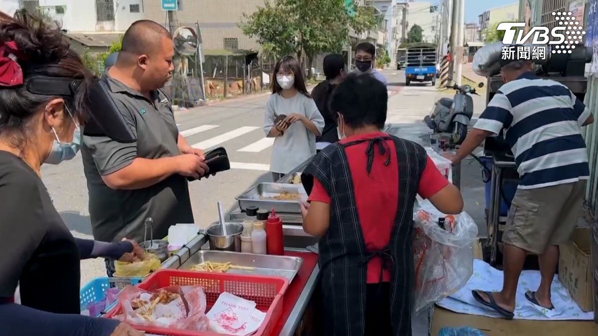 台南市南區灣裡有一處隱藏版炸物攤,脆肉塞滿紙袋只要70元,讓顧客頂著烈日也甘願等候。(圖/TVBS)