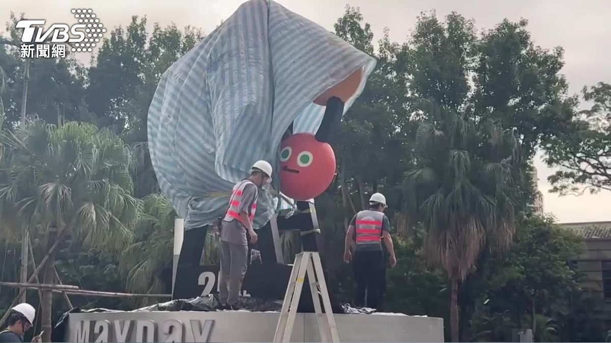 五月天打卡裝置,外層疑似因為天氣太熱而破掉,工程人員搶修中。(圖/TVBS)