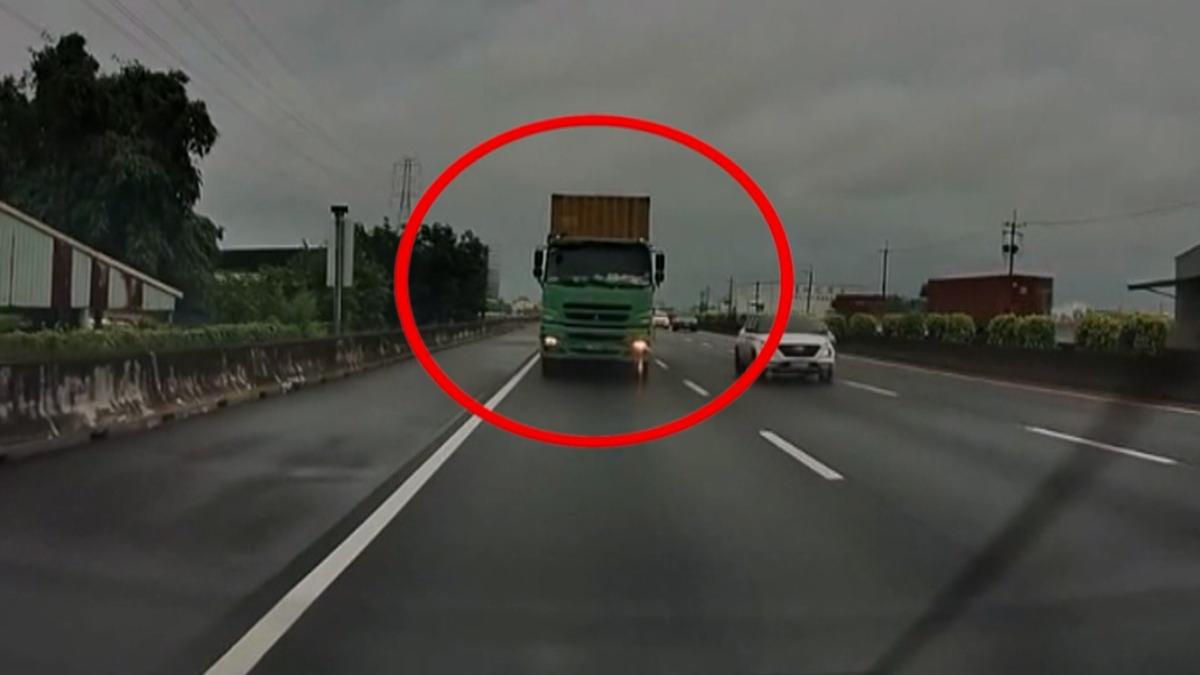 國道一號路竹段一輛35噸貨櫃車未保持安全距離,煞車不及撞上前方小客車。(圖/翻攝_WoWtchout)