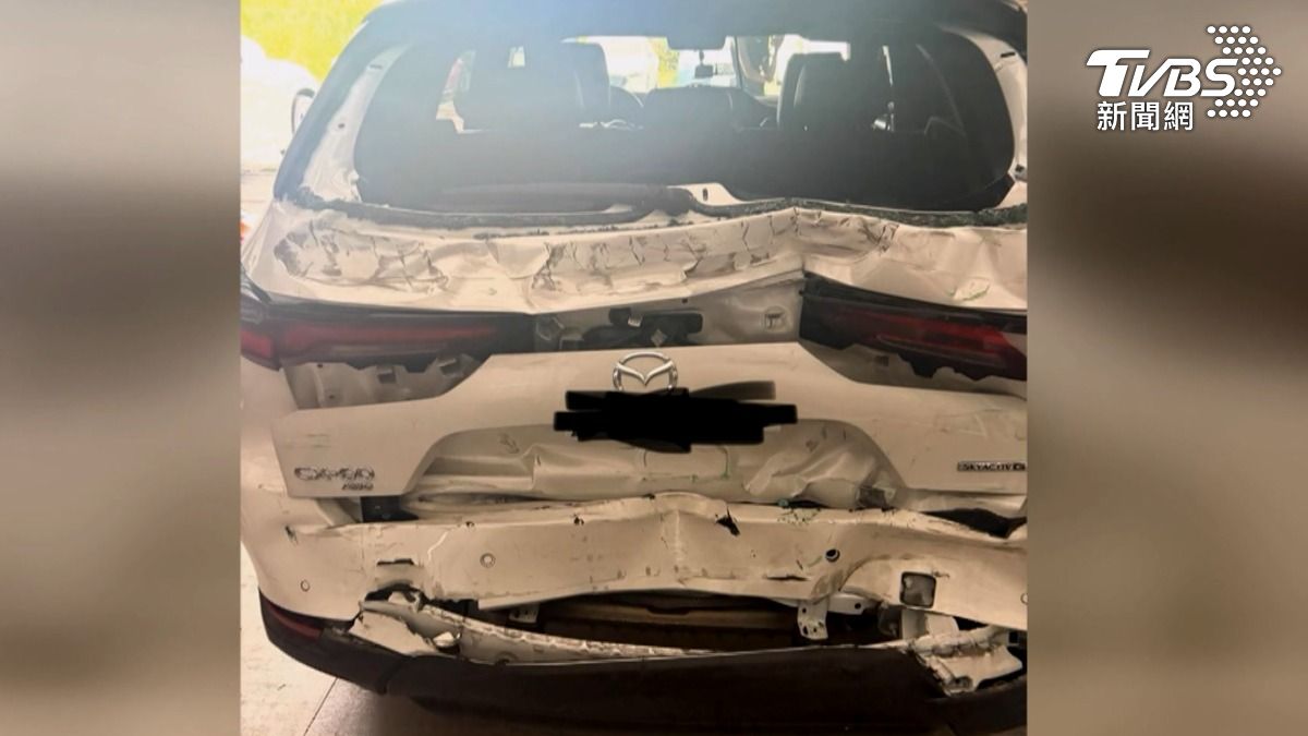 車禍導致小客車車尾嚴重變形呈波浪狀。所幸駕駛僅受驚嚇並無受傷,但車損金額恐相當可觀。(圖/TVBS)