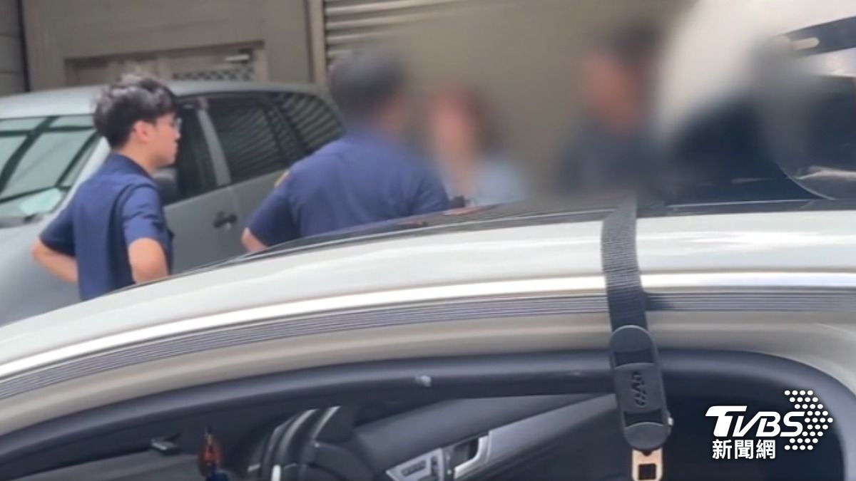 女子不滿被攔查咆哮要找律師！警識破車內藏安毒。（圖／TVBS）