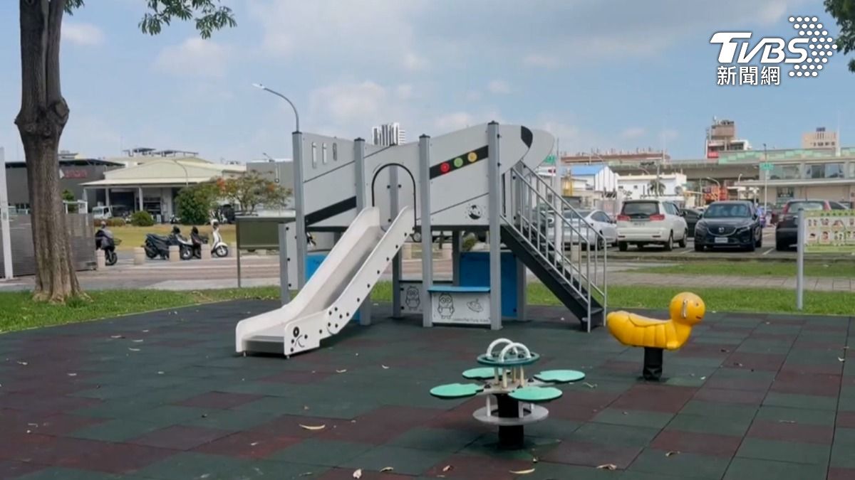 高雄下午氣溫高達37度,缺乏遮蔽物的公園內遊具區更是空無一人。(圖/TVBS)