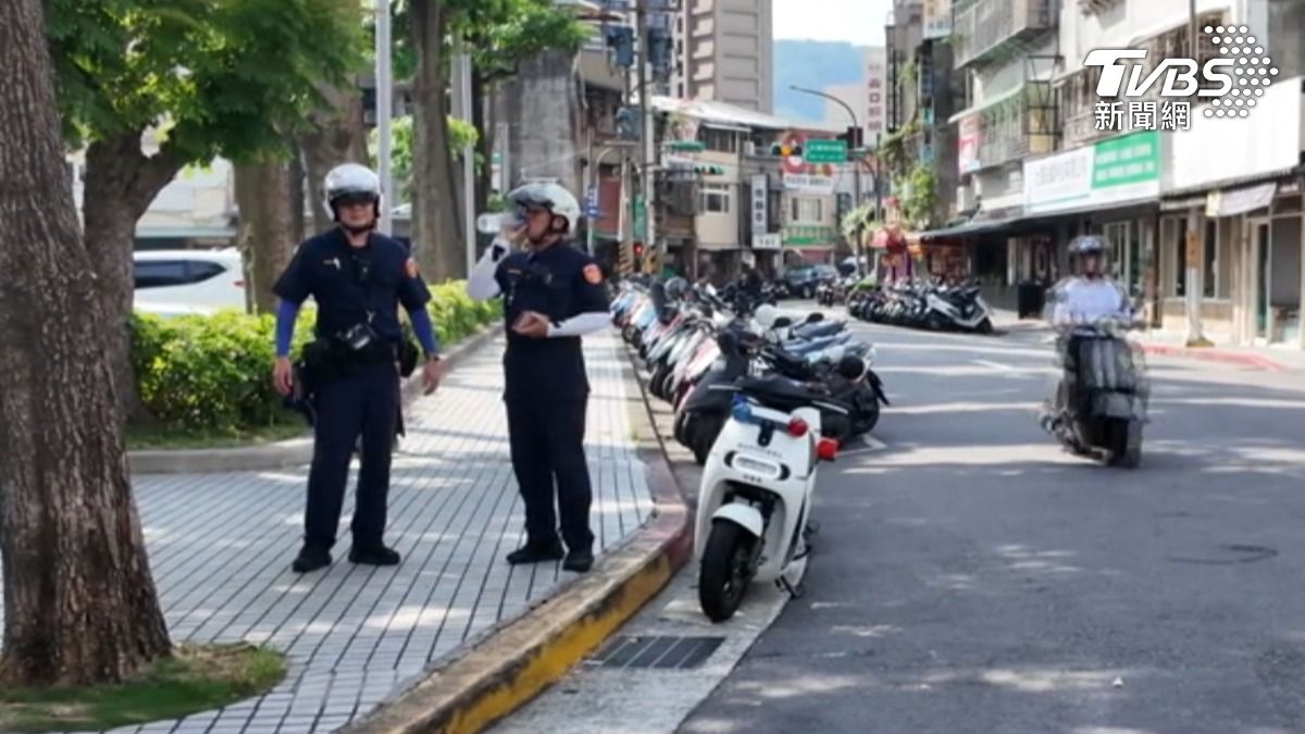叫車平台Uber預告在7/1起，在台北市北投區推出機車載客服務，引發爭議，台北市公運處人員會同北投分局員警在現場待命，加強巡邏稽查。（圖／TVBS）