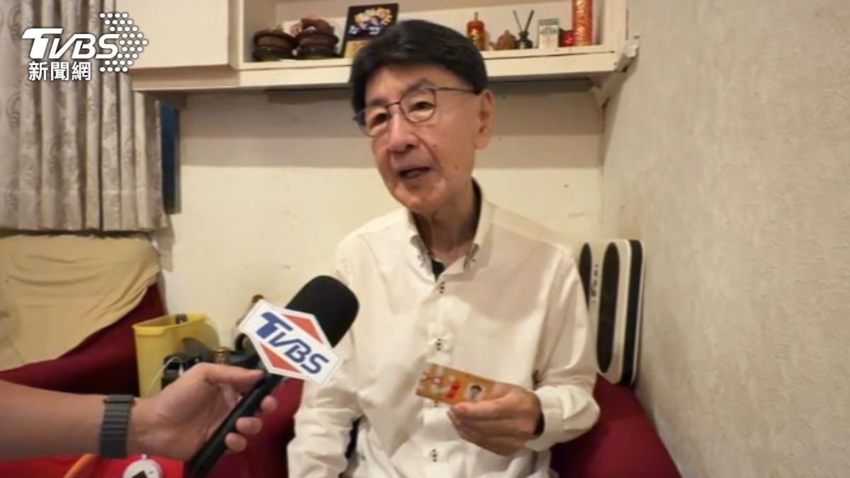 資深藝人丁鵬因為補辦敬老卡遇到狀況，難得出現在鏡頭前。（圖／TVBS）