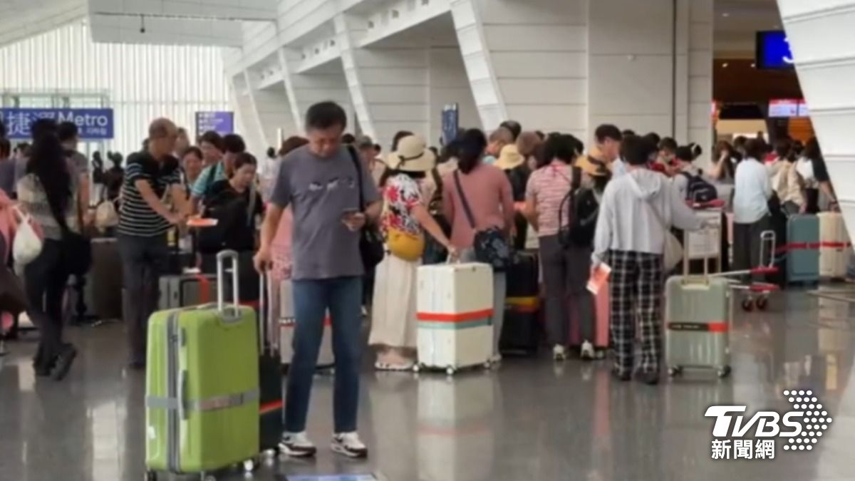 隨著暑假到來,許多人搶出國,桃機滿滿人潮。(圖/TVBS)