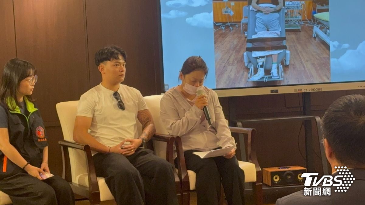高雄分會服務的重傷犯罪被害人謝政憲(中)在父母陪伴北上參加記者,謝男母親(右)。(圖/潘千詩攝)