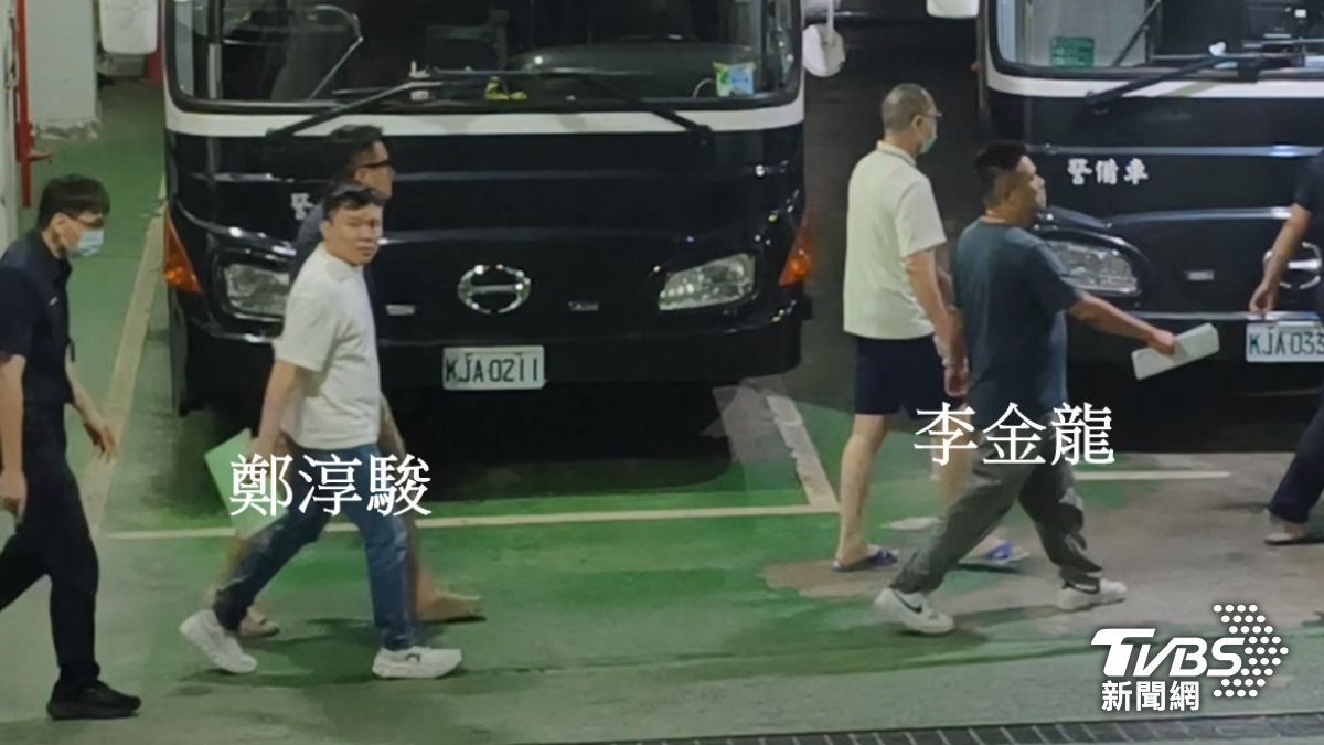 新北市警察局土城分局頂埔派出所警員李金龍，以及扮演詐團白手套的餐飲大亨鄭淳駿遭裁定羈押禁見獲准。（圖／陳冠宇攝）