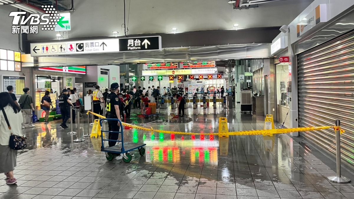 快訊／桃園火車站火災！二樓店家廚房起火　延燒冷氣室內機