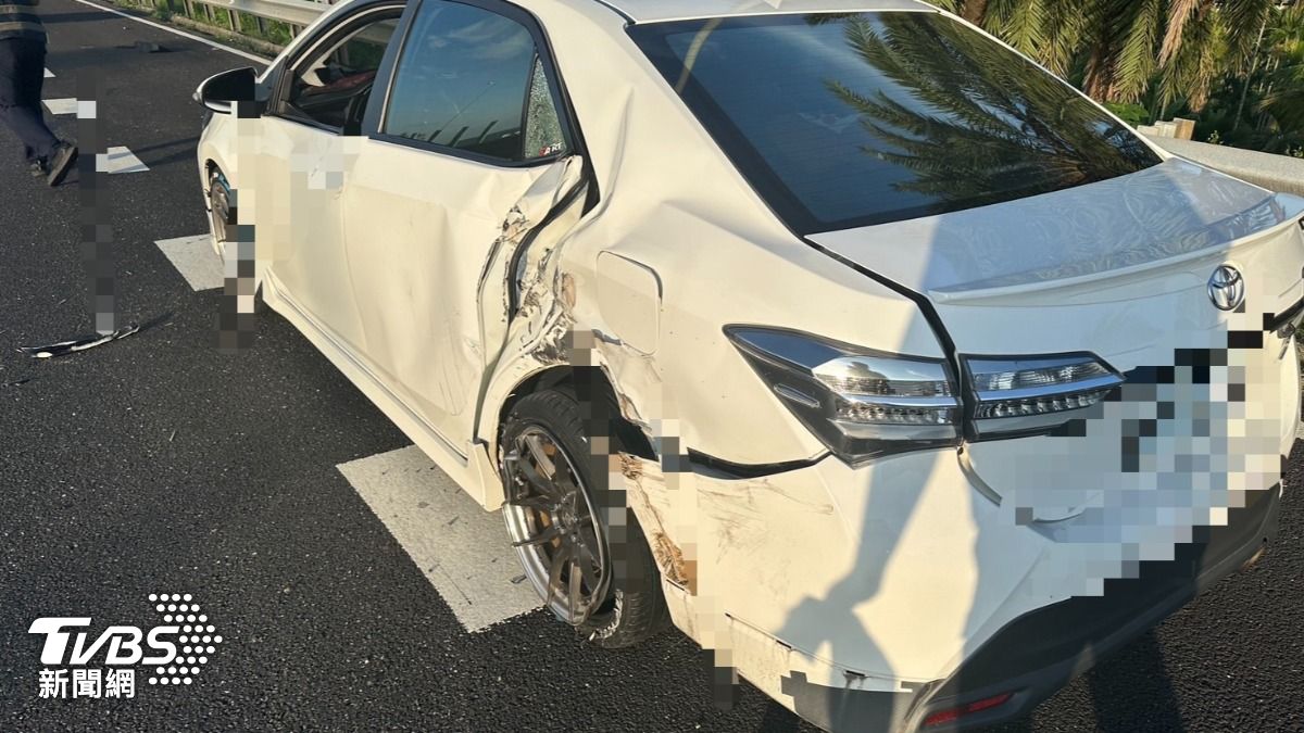 吳男不明原因撞擊行駛於外側車道由陳男駕駛的小客車。(圖/TVBS)