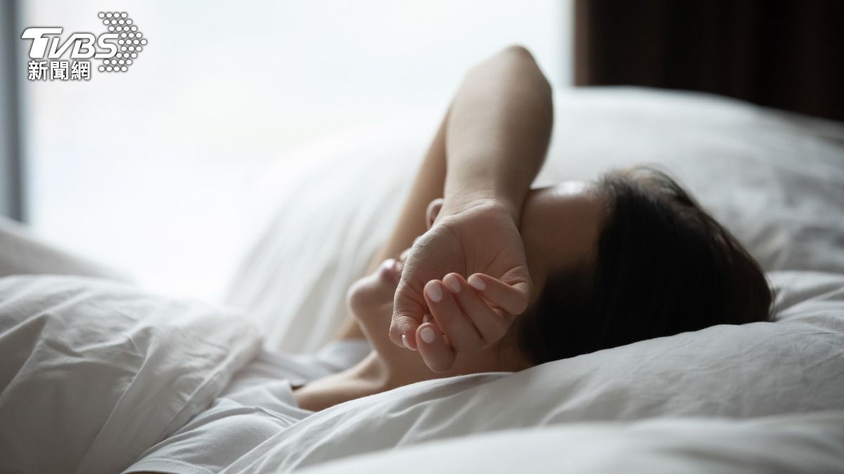週末睡到翻超爽?《Nature》揭3大警訊 恐加速大腦、脂肪老化